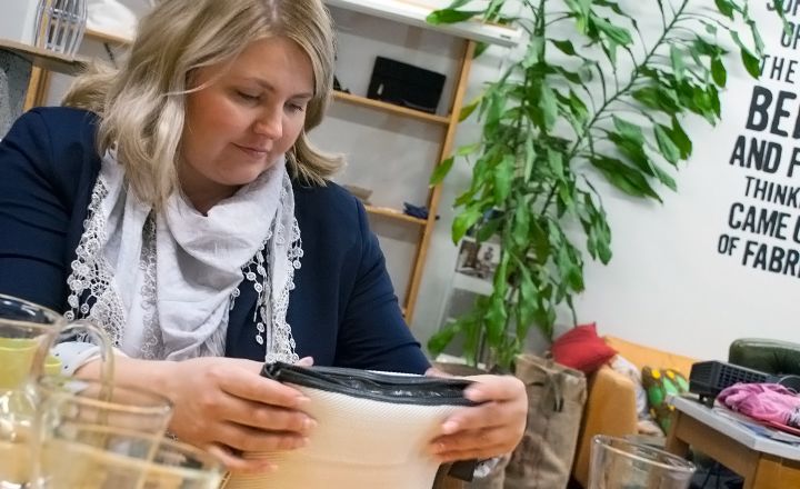 HR Business Partner Anna Kujanpää objevila na internetu společnost Globe Hope. Tato designérská společnost vyrábí z vyřazených materiálů nové produkty, které na základě etických zásad šetří a znovu využívají přírodní zdroje. HR Business Partner Anna Kujanpää objevila na internetu společnost Globe Hope. Tato designérská společnost vyrábí z vyřazených materiálů nové produkty, které na základě etických zásad šetří a znovu využívají přírodní zdroje.