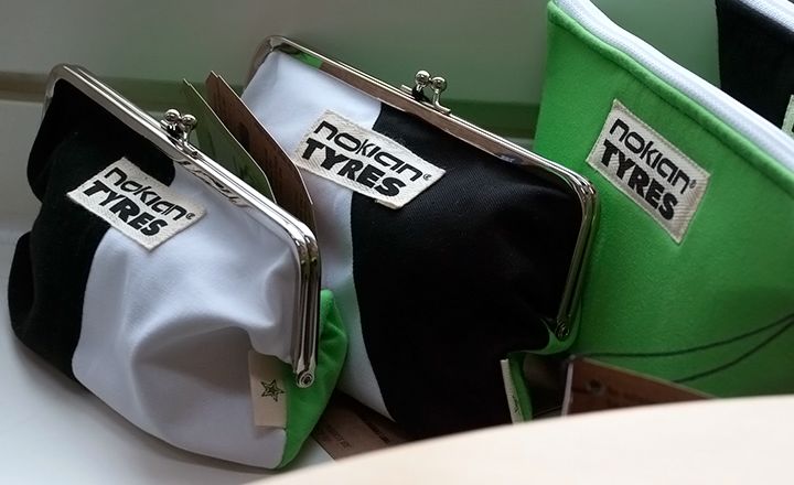 Nokian Tyres s klipem vyrábí ve městě Nokia společnost Nokian Nahkatuote Oy. Materiály těchto taštiček obsahují stará trika Nokian Tyres a staré lyžařské boty, které měla na skladě společnost Globe Hope. Nokian Tyres s klipem vyrábí ve městě Nokia společnost Nokian Nahkatuote Oy. Materiály těchto taštiček obsahují stará trika Nokian Tyres a staré lyžařské boty, které měla na skladě společnost Globe Hope.