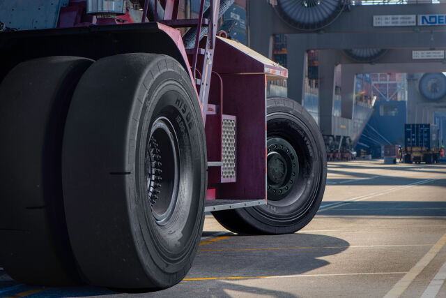 Käyttöikää konttikurottajien eturenkaille – uuden Nokian Tyres HTS G2 L-5S -satamarenkaan sileä, L-5S pinta tarjoaa turvallisuutta ja pitkiä käyttötunteja