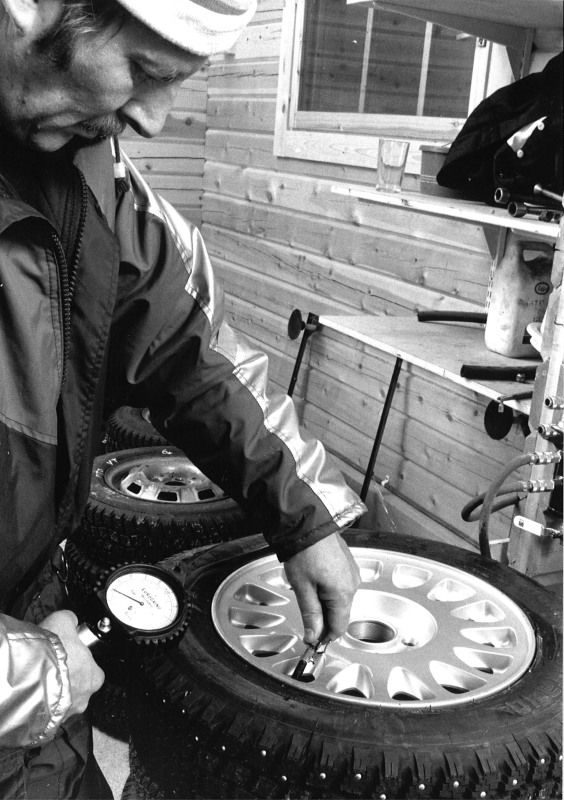 At Ivalo testing centre. Matti Puuska, landlord of the centre for a long time, inspecting tyre pressure in 1988.