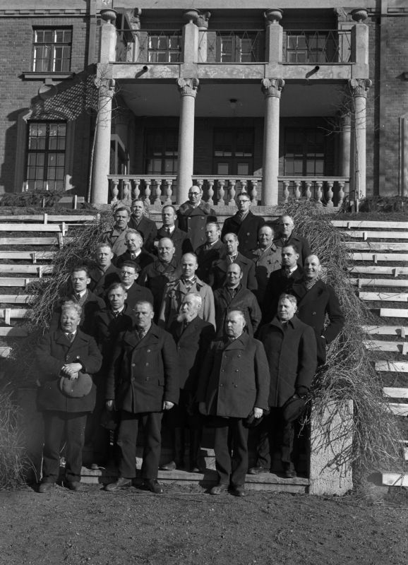 Tehtaan mestareita vuonna 1925 valmistuneen isännöitsijän asuintalon edustalla.