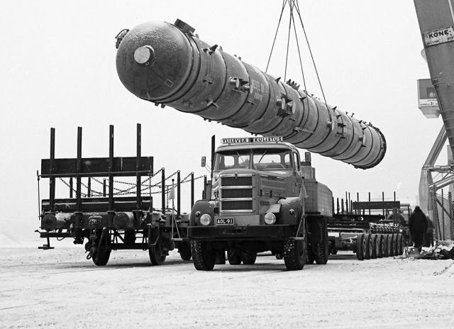 После Второй Мировой войны промышленность начала использовать все больше автомобильного транспорта. Требовался универсальный набор специальных зимних шин.