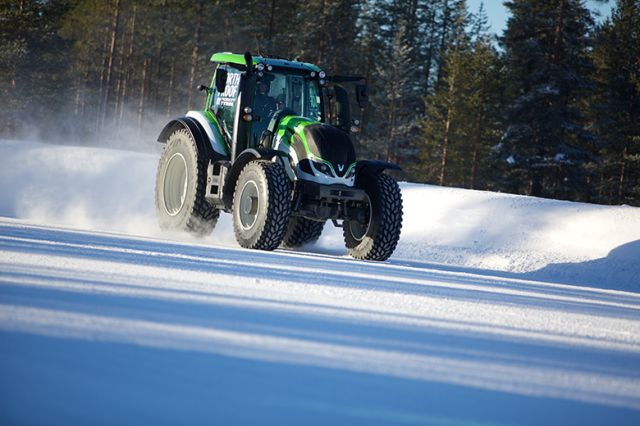 Ennätysvauhdissa Nokian Hakkapeliitta TRI, Valtra T234 ja moninkertainen rallin maailmanmestari Juha kankkunen. 