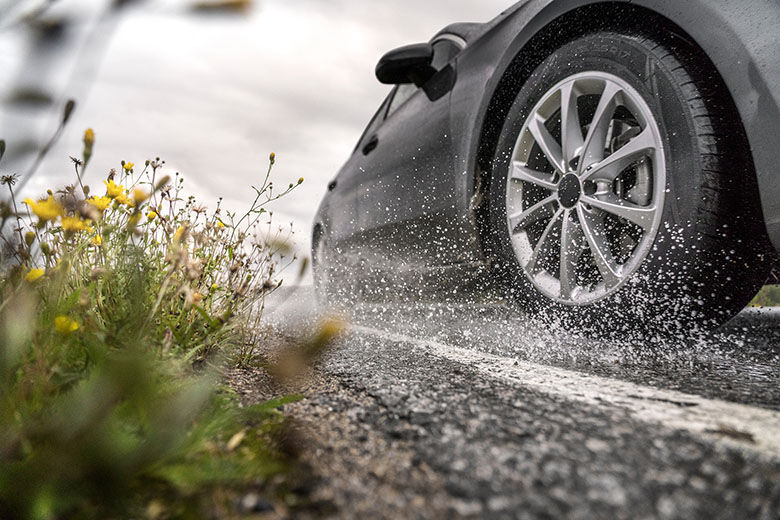 Fall rain increases the risk of aquaplaning – tread depth and driving style are more important than the tire's wet grip rating