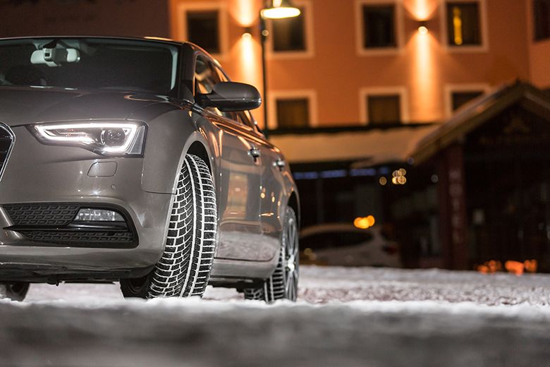 Roue De Voiture Avec Roue De Neige En Hiver Clouté Avec Clé De