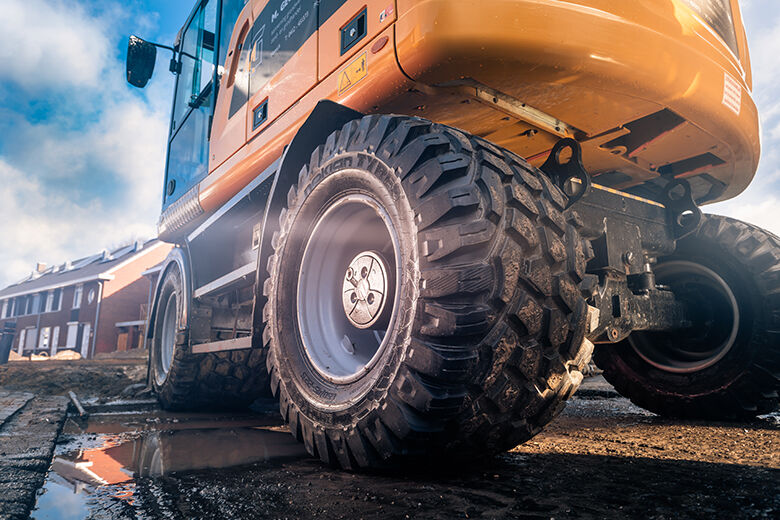 Nokian Ground Kare – Neuer Bagger- und Baggerladerreifen  für Grünland, Strassen und Schienen